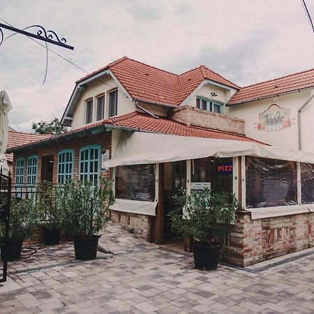 Oetoesfogat Panzio Bed and Breakfast Siófok Buitenkant foto