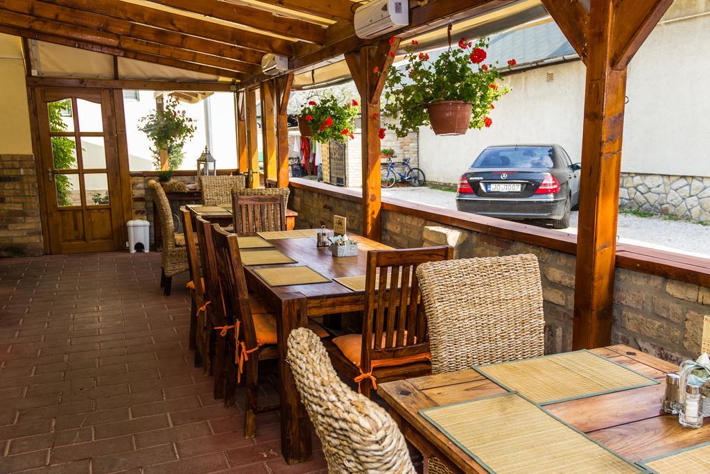 Oetoesfogat Panzio Bed and Breakfast Siófok Buitenkant foto