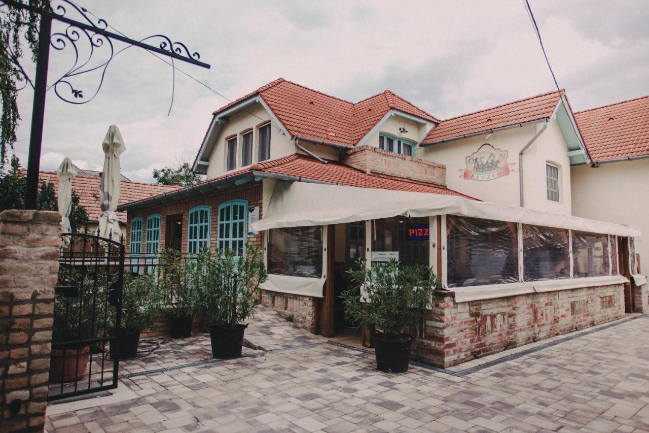 Oetoesfogat Panzio Bed and Breakfast Siófok Buitenkant foto