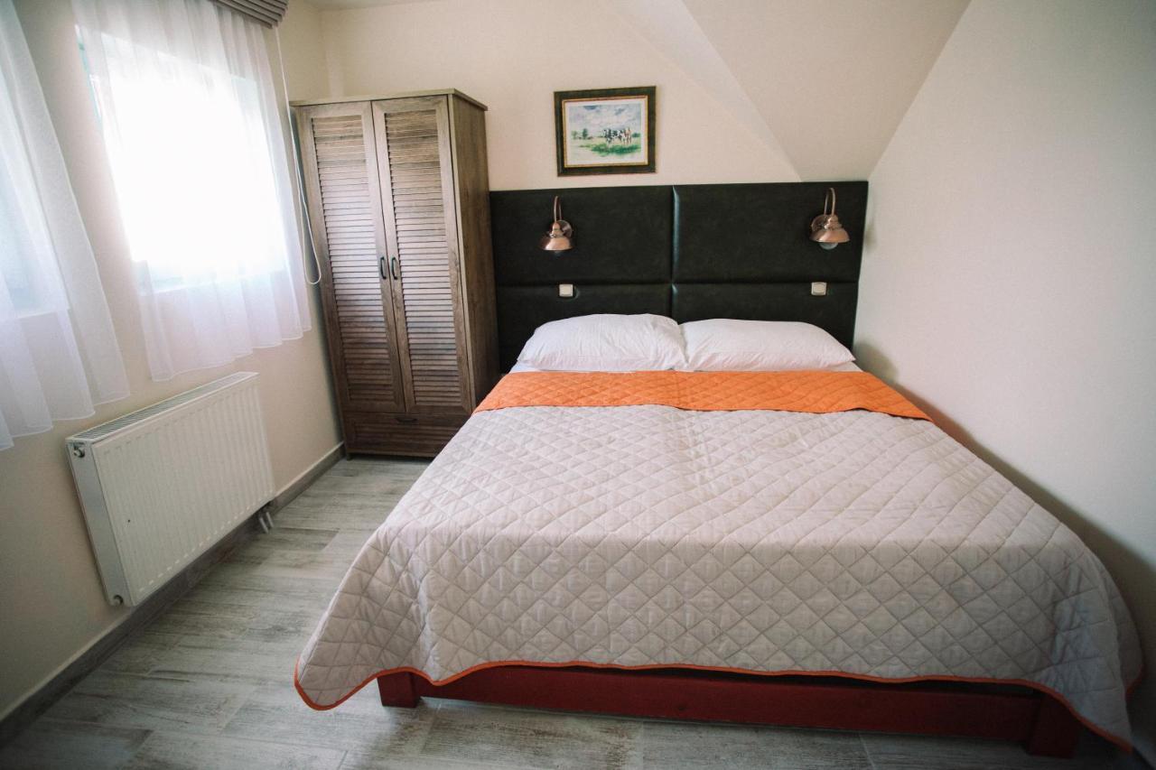 Oetoesfogat Panzio Bed and Breakfast Siófok Buitenkant foto