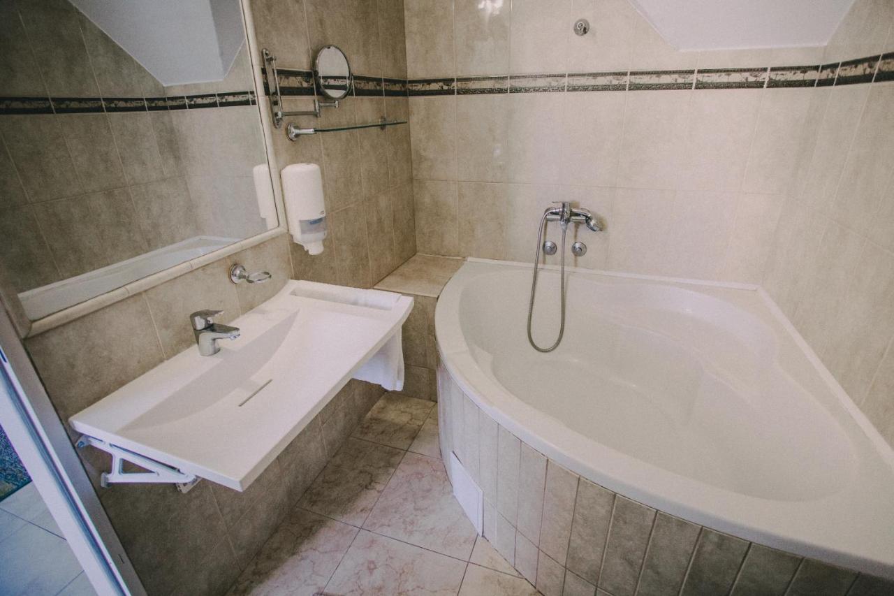Oetoesfogat Panzio Bed and Breakfast Siófok Buitenkant foto